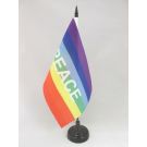 Drapeau de table Arc-en-Ciel Peace 21x14 cm Hampe et socle en plastique noir