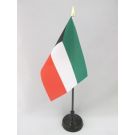 Drapeau de table Koweït 15x10 cm Hampe et socle en plastique noir pointe or