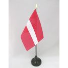 Drapeau de table Lettonie 15x10 cm Hampe et socle en plastique noir pointe or