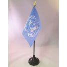 Drapeau de table ONU 15x10 cm Hampe et socle en plastique noir pointe or