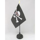 Drapeau de table Pirate Yeux rouges 15x10 cm Hampe et socle en plastique noir pointe or